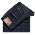 Calça jeans masculina casual, confortável, reta, elástica, da nova coleção 2025, nas cores azul e preta.