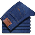 Calça jeans masculina casual, confortável, reta, elástica, da nova coleção 2025, nas cores azul e preta.