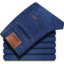 Calça jeans masculina casual, confortável, reta, elástica, da nova coleção 2025, nas cores azul e preta.