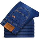 Calça jeans masculina casual, confortável, reta, elástica, da nova coleção 2025, nas cores azul e preta.
