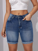 Shorts jeans femininos de cintura alta com barra ondulada, modelo casual e moderno, com alta elasticidade e comprimento até o joelho, lançamento para o verão de 2025.