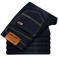Calça jeans masculina casual, confortável, reta, elástica, da nova coleção 2025, nas cores azul e preta.