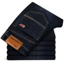 Calça jeans masculina casual, confortável, reta, elástica, da nova coleção 2025, nas cores azul e preta.