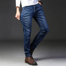 Calça jeans masculina casual, confortável, reta, elástica, da nova coleção 2025, nas cores azul e preta.