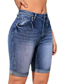 Shorts jeans femininos de cintura alta com barra ondulada, modelo casual e moderno, com alta elasticidade e comprimento até o joelho, lançamento para o verão de 2025.