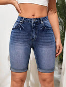 Shorts jeans femininos de cintura alta com barra ondulada, modelo casual e moderno, com alta elasticidade e comprimento até o joelho, lançamento para o verão de 2025.
