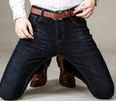 Calça jeans masculina casual, confortável, reta, elástica, da nova coleção 2025, nas cores azul e preta.